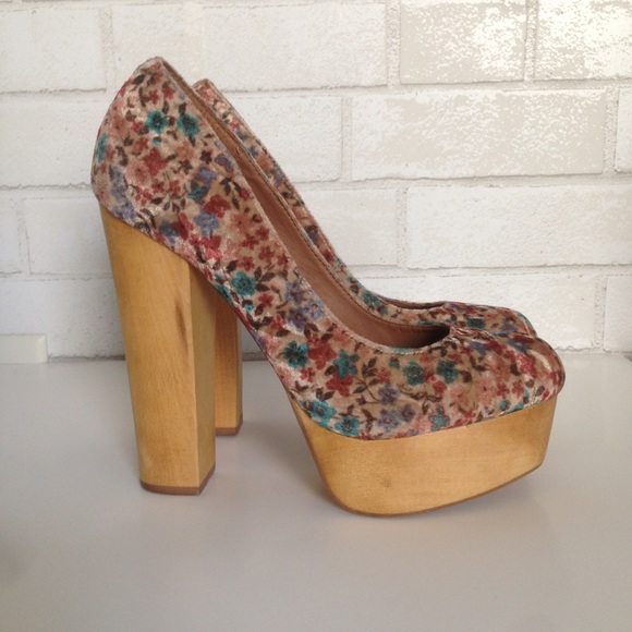 Steve Madden Velvet Floral Wooden Platform Pumps - Picture 3 of 6